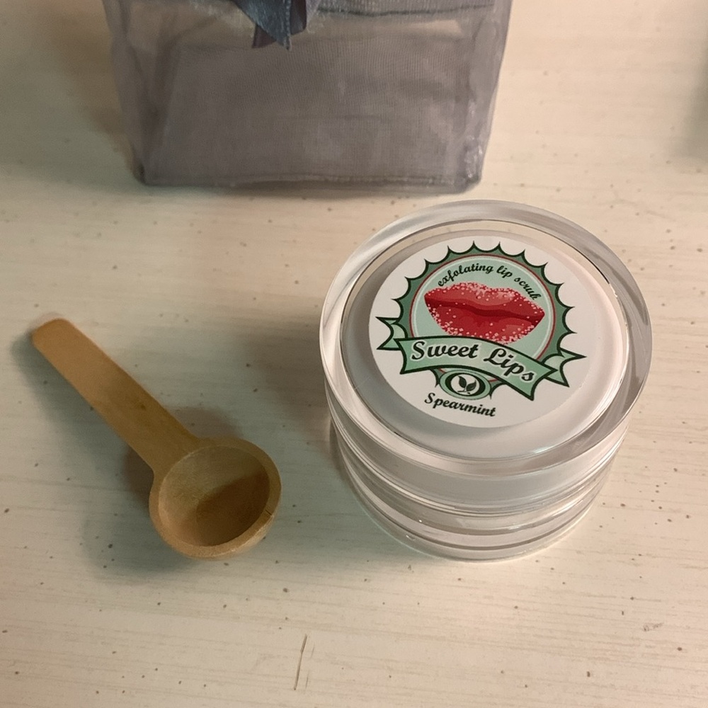 One Minute Lip Care: Spearmint Sweet Lip scrub, Wooden Spoon & Grey Carrying Bag - Picture 2 of 2